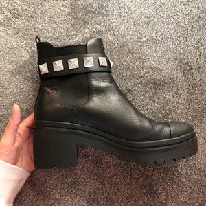 MICHAEL KORS GLENN STUDDED LEATHER BOOTIES! WORN ONLY TWICE, COMFY AF!